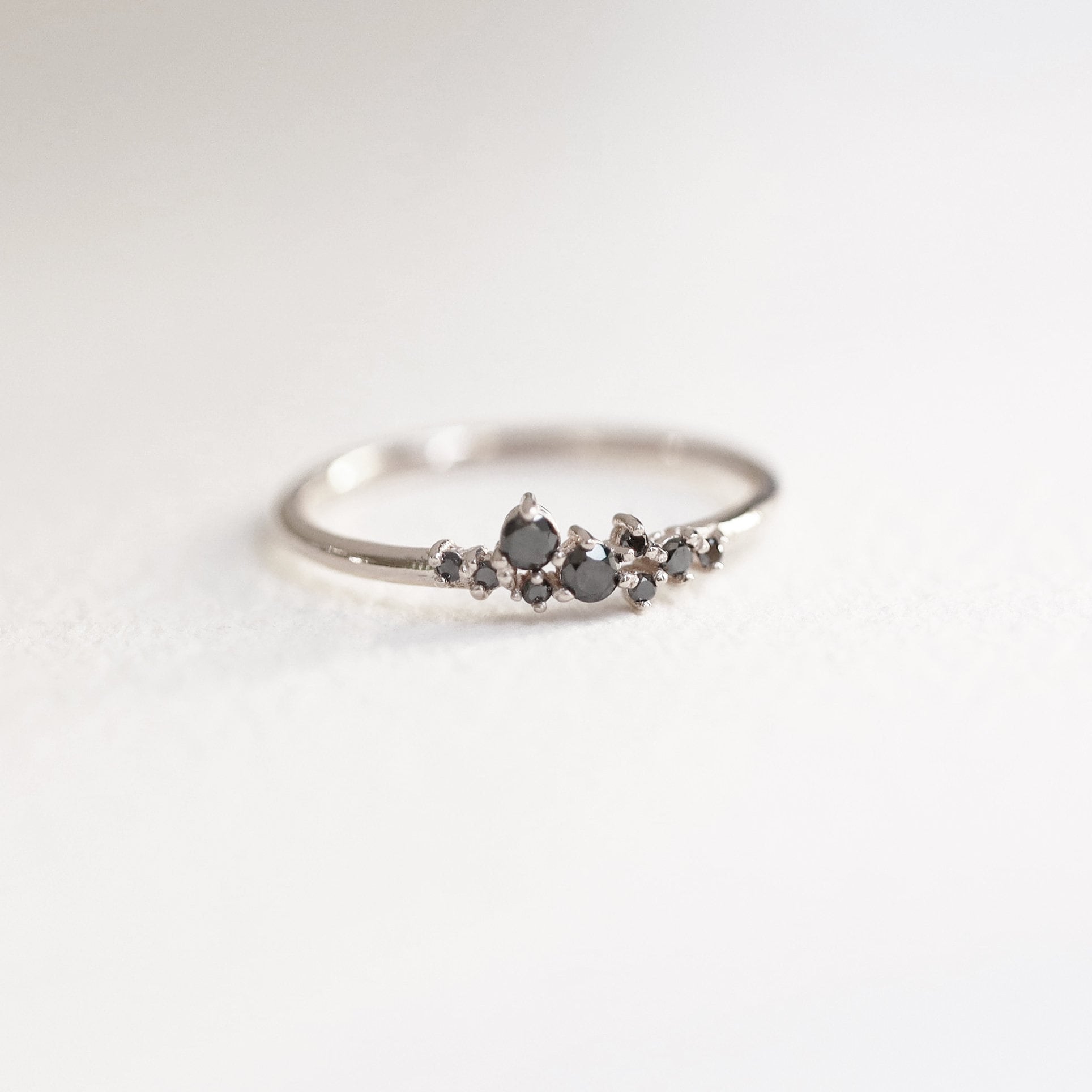 Minimalistische Zwarte Diamanten Ring Sieraden Ringen Ringen met meerdere stenen Zwarte Diamant Trouwring Cluster Zwarte Diamant Ring Zwarte Diamanten Cluster Ring Zwarte Diamanten Ring 