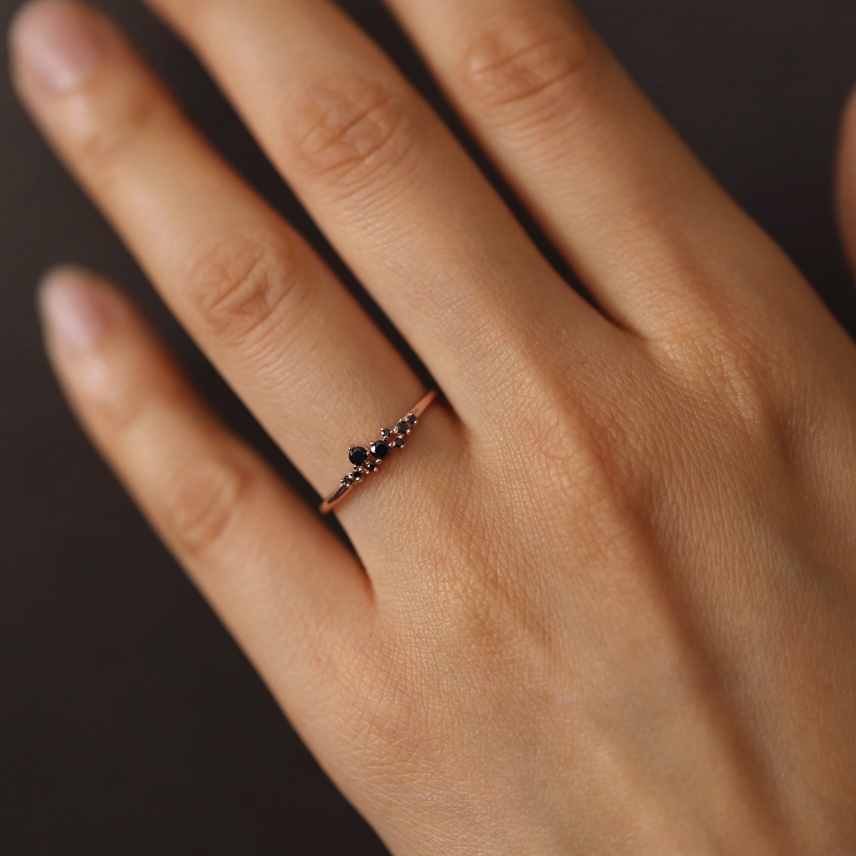 Zwarte Diamant Trouwring Zwarte Diamanten Cluster Ring Cluster Zwarte Diamant Ring Sieraden Ringen Ringen met meerdere stenen Minimalistische Zwarte Diamanten Ring Zwarte Diamanten Ring 