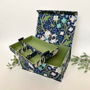 Handgemaakte doos Golden Lily met verwijderbaar blad • Met William Morris-stof bekleed • Magnetische sluiting • Multifunctionele doos • Sieradenopberger