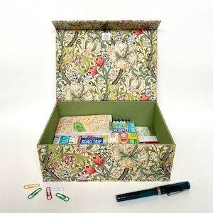 Caja de recuerdos hecha a mano Golden Lily • Cubierta de tela • Cierre magnético • Tela William Morris • Decoración del hogar • Regalo de inauguración de la casa • Recuerdos