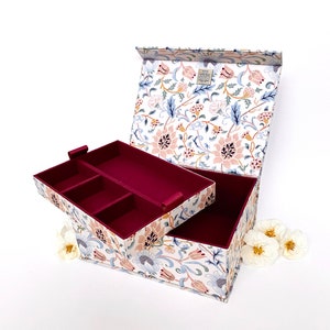 Evenlode handgemaakte sieradendoos • Afneembaar dienblad • William Morris-stof • Magnetische sluiting • Multifunctionele opberger • Opbergdoos met bloemen
