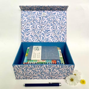 Handgefertigte Erinnerungsbox von Blue Willow • Stoffbezogen • Magnetverschluss • William Morris Stoff • Wohndeko • Einweihungsgeschenk • A5 Erinnerungsstücke