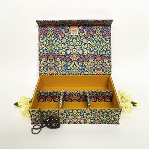 Handgemaakte doos Violet & Columbine • Met stof bekleed • William Morris-print • Magnetische sluiting • Multifunctionele organizer • Housewarmingcadeau