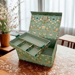 Organizador verde Strawberry Thief hecho a mano: caja de tela William Morris con bandeja extraíble y cierre magnético