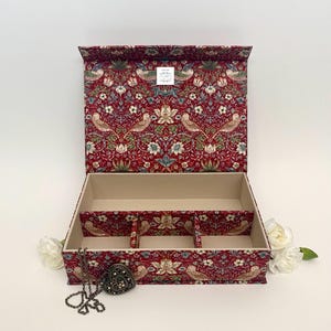 Rode handgemaakte doos aardbeiendief • William Morris-stof • Magnetische sluiting • Sieradenopberger • Multifunctionele doos • Housewarmingcadeau