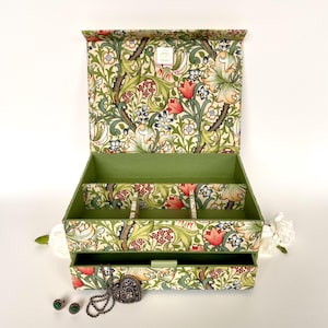 Scatola fatta a mano Golden Lily • Portagioielli • Rivestita in tessuto • Stampa William Morris • Chiusura magnetica • Organizzatore multiuso • Portaoggetti da scrivania