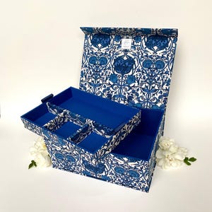 Handgemaakte Lodden Azure-doos met verwijderbaar blad • Met William Morris-stof bekleed • Magnetische sluiting • Multifunctionele doos • Sieradenopberger
