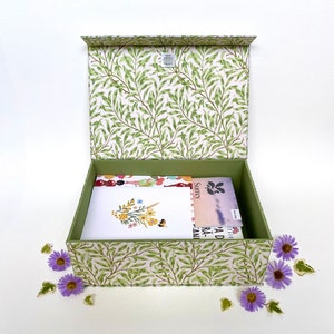 Caja de recuerdos hecha a mano de Green Willow • Cubierta de tela • Cierre magnético • Tela William Morris • Decoración del hogar • Regalo de inauguración de la casa • Recuerdos A5