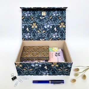 Caja de recuerdos hecha a mano Blue Iris • Cubierta de tela • Cierre magnético • Tela William Morris • Decoración del hogar • Regalo de inauguración de la casa • Recuerdos