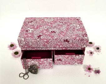 Boîte faite main en fleurs roses • Tissu Liberty • Fermeture magnétique • Boîte de rangement polyvalente • Organiseur de bijoux • Décoration d'intérieur • Idée cadeau