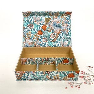 Handgemaakte doos Golden Lily • William Morris-stof • Met stof bekleed • Magnetische sluiting • Multifunctionele opbergdoos • Woondecoratie • Cadeau-idee