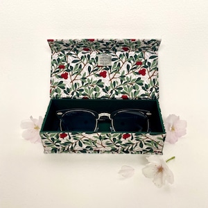 Custodia per occhiali fatta a mano Winter Berry • Tessuto William Morris • Chiusura magnetica • Scatola multiuso • Rivestimento in tessuto • Scatola regalo decorativa