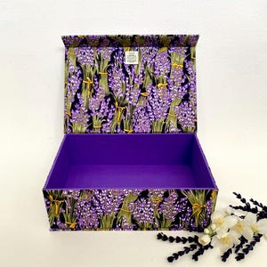 Caja hecha a mano de lavanda • Cubierta de tela • Cierre magnético • Caja de tela decorativa • Decoración floral para el hogar • Caja de almacenamiento multiusos • Baratijas