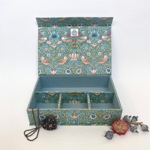 Scatola fatta a mano Strawberry Thief Green • Rivestita in tessuto • Tessuto William Morris • Chiusura magnetica • Scatola multiuso • Regalo ispirato a Morris