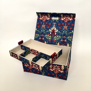 Handgemaakte Snakeshead-doos met verwijderbaar blad • Met stof bekleed • William Morris-print • Magnetische sluiting • Multifunctionele opberger • Woondecoratie