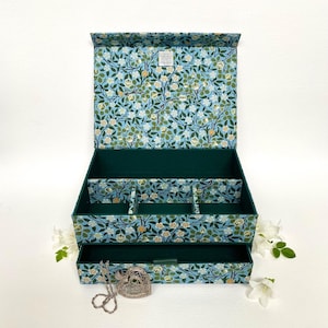 Boîte à bijoux faite main Clover Garden • Tissu V&A William Morris • Fermeture magnétique • Organiseur polyvalent • Décoration d'intérieur • Boîte souvenir