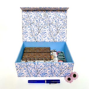 Caja de recuerdos hecha a mano de Blue Willow • Cubierta de tela • Cierre magnético • Tela William Morris • Decoración del hogar • Regalo de inauguración de la casa • Recuerdos A5