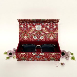 Custodia per occhiali rossa fatta a mano Strawberry Thief • Tessuto William Morris • Chiusura magnetica • Scatola multiuso • Rivestita in tessuto • Scatola regalo in tessuto