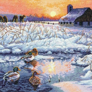 以下が含まれることがあります： 雪に覆われた冬の風景。背景には納屋があり、凍った池でアヒルが泳いでいます。空は鮮やかなオレンジ色とピンク色で、美しい夕焼けを作り出しています。