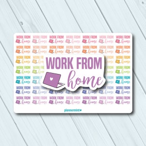 Może przedstawiać: Prostokątna naklejka z białym tłem zawiera tekst „WORK FROM home” w powtarzającym się wzorze. Większa naklejka ze słowami „WORK FROM home” i grafiką laptopa z sercem jest nałożona na projekt. Naklejka ma jasne tło z usłojeniem drewna.