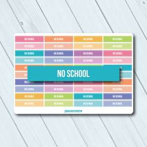 Puede incluir: Una hoja de pegatinas con la frase "NO SCHOOL" repetida en varios colores pastel. Una gran pancarta turquesa en el centro también dice "NO SCHOOL". La hoja de pegatinas para planificador tiene el logotipo "plannermint" en la parte inferior.