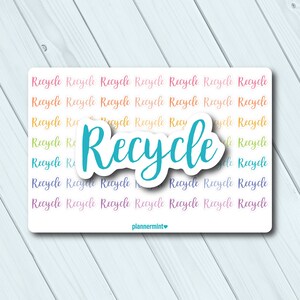 Puede incluir: Una pegatina rectangular con la palabra "Recycle" en una fuente grande y turquesa, superpuesta sobre un fondo de palabras "Recycle" más pequeñas en un arcoíris de colores. La pegatina tiene esquinas redondeadas y un borde blanco.