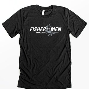 Puede incluir: Camiseta negra con un gráfico blanco que dice "Fisher of Men" con una ilustración de pez marlin y el texto "Mark 1:17".