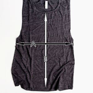 K&ouml;nnte beinhalten: Eine Gr&ouml;&szlig;entabelle f&uuml;r ein flie&szlig;endes Muscle-Tanktop mit Ma&szlig;en in Zoll f&uuml;r die K&ouml;rperbreite und die K&ouml;rperl&auml;nge. Die Tabelle zeigt die Gr&ouml;&szlig;en S, M, L, XL und 2XL.