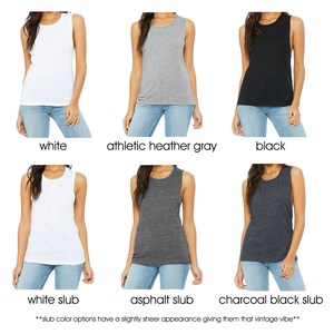 K&ouml;nnte beinhalten: Sechs &auml;rmellose Tanktops in verschiedenen Farben, darunter Wei&szlig;, Grau, Schwarz und Slub-Varianten. Die Tanktops werden an Models gezeigt, die Jeans tragen.