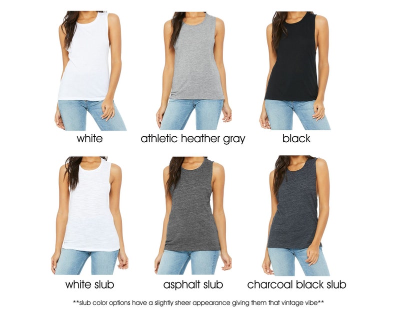 K&ouml;nnte beinhalten: Sechs &auml;rmellose Tanktops in verschiedenen Farben, darunter Wei&szlig;, Grau, Schwarz und Slub-Varianten. Die Tanktops werden an Models gezeigt, die Jeans tragen.