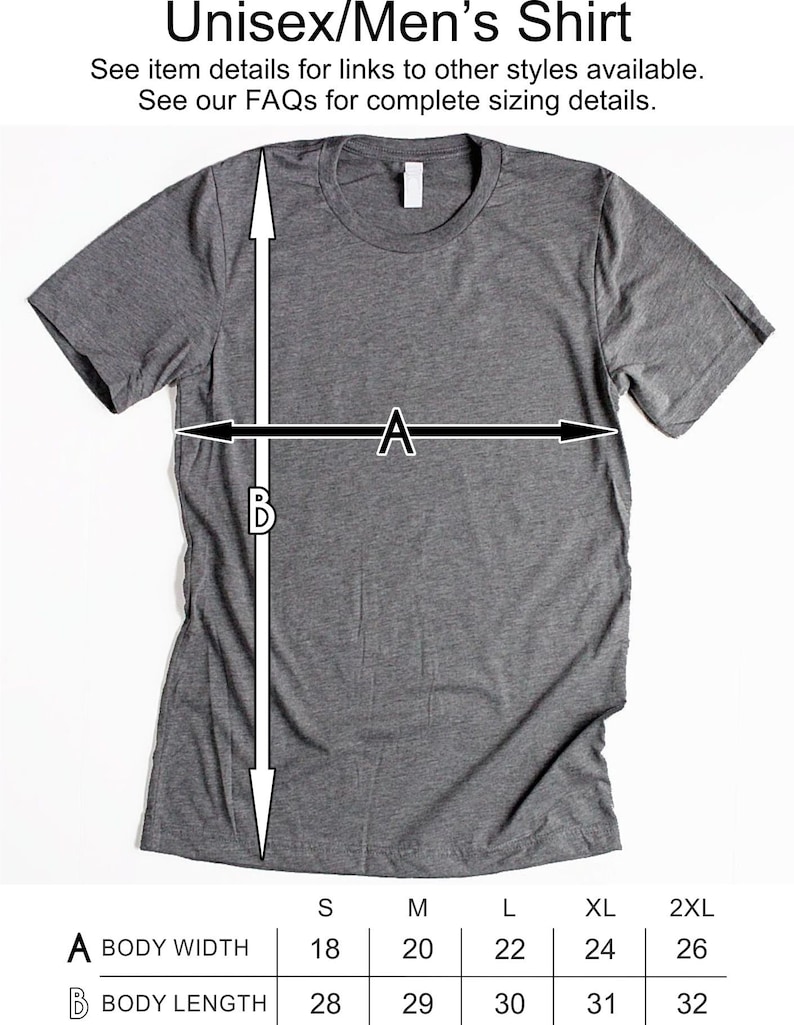 Op de afbeelding: Een grijs T-shirt met een maattabel die de breedte van het lichaam en de lengte van het lichaam in inches aangeeft voor de maten S, M, L, XL en 2XL.
