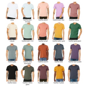 K&ouml;nnte beinhalten: Eine Collage aus 15 verschiedenen T-Shirts in unterschiedlichen Farben, jedes mit einer anderen Farbe und einem anderen Namen. Die Farben umfassen Wei&szlig;, Eisblau, Pfirsich, Flieder, Mauve, Natur, Minze, Sonnenuntergang, Goldgelb, Grasgr&uuml;n, Grau, staubiges Blaugr&uuml;n, Herbst, Schiefer, Teamviolett, Schwarz, Milit&auml;rgr&uuml;n, Rotbraun, Senf und Marineblau.