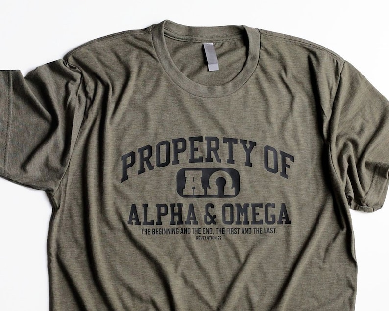 Pu&ograve; includere: Una maglietta verde con testo nero che recita "PROPERTY OF &Epsilon;&Omega; ALPHA & OMEGA THE BEGINNING AND THE END, THE FIRST AND THE LAST REVELATION 22".