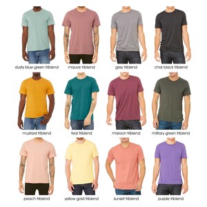 Puede incluir: Un collage de 12 camisetas de varios colores, incluyendo verde azulado polvoriento, malva, gris, negro carb&oacute;n, mostaza, verde azulado, granate, verde militar, melocot&oacute;n, dorado amarillo, atardecer y morado. Cada camiseta se muestra en un modelo que lleva pantalones vaqueros azules.
