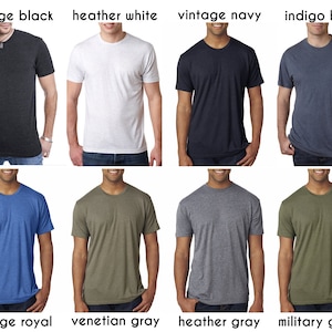 Pu&ograve; includere: Otto t-shirt di diversi colori, tra cui nero vintage, bianco melange, blu navy vintage, blu indaco, blu reale vintage, grigio veneziano, grigio melange e verde militare.