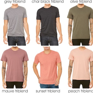 Op de afbeelding: Tien verschillende gekleurde T-shirts, allemaal met triblend-stof. De kleuren zijn wit, grijs, antraciet, olijf, gras, donkerrood, mauve, zonsondergang, perzik en storm.