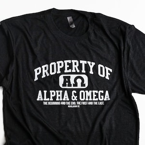 Pu&ograve; includere: Una maglietta nera con testo bianco che recita "PROPERTY OF &Alpha;&Omega; ALPHA & OMEGA THE BEGINNING AND THE END, THE FIRST AND THE LAST. REVELATION 22"
