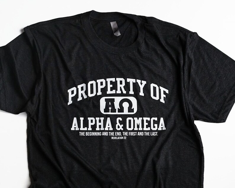 Pu&ograve; includere: Una maglietta nera con testo bianco che recita "PROPERTY OF &Alpha;&Omega; ALPHA & OMEGA THE BEGINNING AND THE END, THE FIRST AND THE LAST. REVELATION 22"