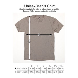 Pu&ograve; includere: Una tabella di taglie per una t-shirt unisex che mostra le misure di larghezza del corpo e lunghezza del corpo in pollici per le taglie S a 3XL.