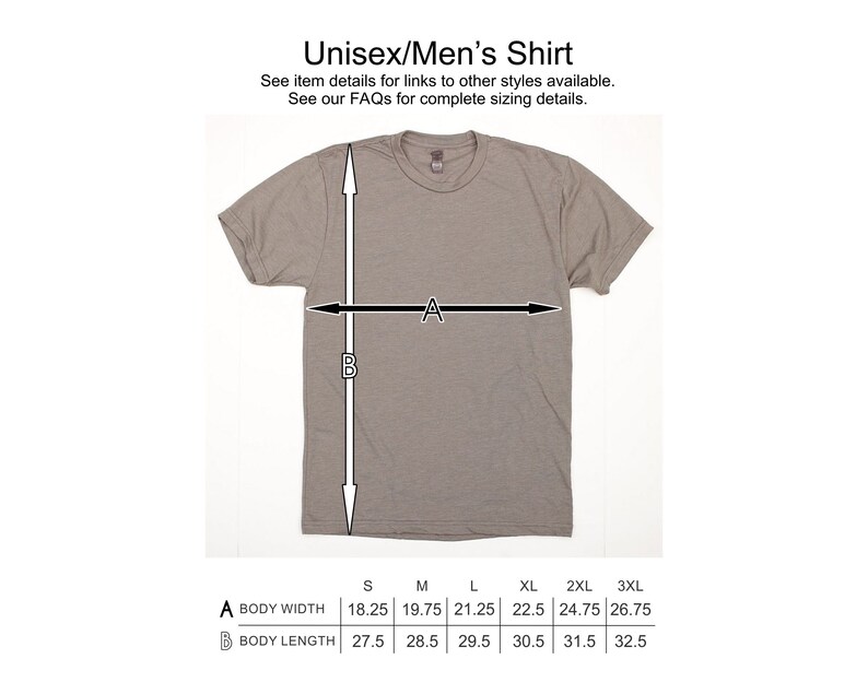 Pu&ograve; includere: Una tabella di taglie per una t-shirt unisex che mostra le misure di larghezza del corpo e lunghezza del corpo in pollici per le taglie S a 3XL.