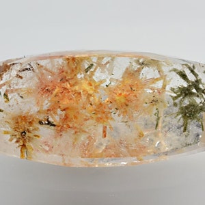 Kvarts med hedenbergit 10,45 ct kuddslipning 19,72 x 11,28 x 7,57 mm brazil max6658