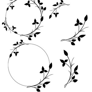 Op de afbeelding: Vier zwarte bloemkransen met bladeren en takken. Twee kransen zijn volledige cirkels en twee zijn halve cirkels.