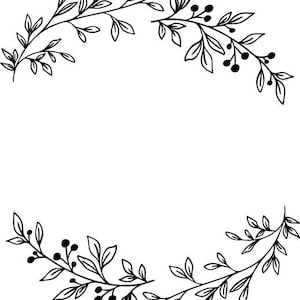 Puede incluir: Una ilustración en blanco y negro de una corona floral con hojas y bayas. La corona es simétrica y tiene una forma circular.