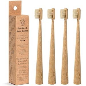 Peut inclure: Un lot de quatre brosses à dents en bambou avec des poils clairs et une boîte en carton marron. La boîte présente un logo de cochon, le texte Bamboo & Boar Bristle, Stand-Up Toothbrushes 4 Pack et The Brush That Stands For Something.