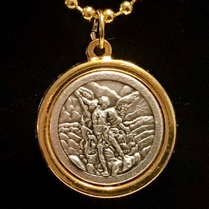 Collar bicolor con medalla de San Miguel y ángel de la guarda