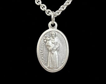 Medalla de San Cayetano: Collar de San Cayetano bañado en plata