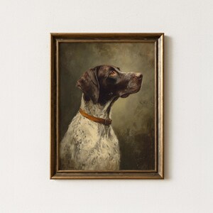 Puede incluir: Retrato vintage enmarcado de un perro. El perro tiene la cabeza y las orejas marrones, con un cuerpo blanco y moteado. Lleva un collar marrón. El fondo es verde y marrón apagado. El marco es de un marrón oscuro y cálido.