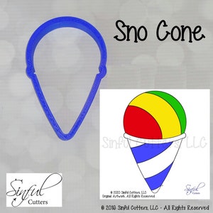 以下が含まれることがあります： 青いプラスチック製のスノーコーンクッキーカッターと、スノーコーンのカラフルなイラスト。イラストは、赤、黄、緑のトップと青と白のストライプのコーンを示しています。「Sno Cone」の文字が上にあります。