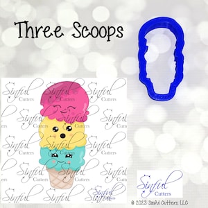 Puede incluir: Un cortador de galletas de plástico azul con forma de cono de helado de tres bolas. La imagen también muestra una ilustración de dibujos animados de un cono de helado de tres bolas con bolas rosas, amarillas y azules, y el texto "Three Scoops".