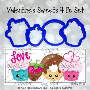 Könnte beinhalten: Ein Set aus vier blauen Ausstechern in Form eines Cupcakes, einer Erdbeere, eines Donuts und eines Cupcakes mit Herzen. Die Ausstecher sind in einer Reihe auf weißem Hintergrund angeordnet. Der Text "Valentine's Sweets 4 Pc Set" steht über den Ausstechern. Der Text "Love" ist in Rosa auf einem Cupcake im Bild unter den Ausstechern geschrieben.